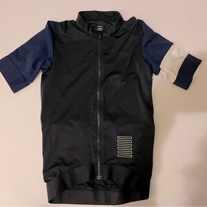 WOMEN'S RAPHA JERSEY
A lightweight, fitted jersey for all-day comfort.